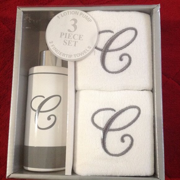 *Sale* NIB Avanti "C" Monogrammed 3-Pc. Fingertip Towels & Ceramic Lotion Pump - Picture 1 of 4